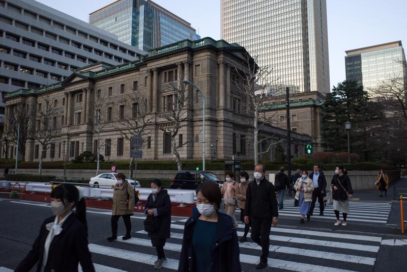 Bên ngoài trụ sở Ngân hàng Trung ương Nhật Bản (BOJ) ở Tokyo - Ảnh: Bloomberg.