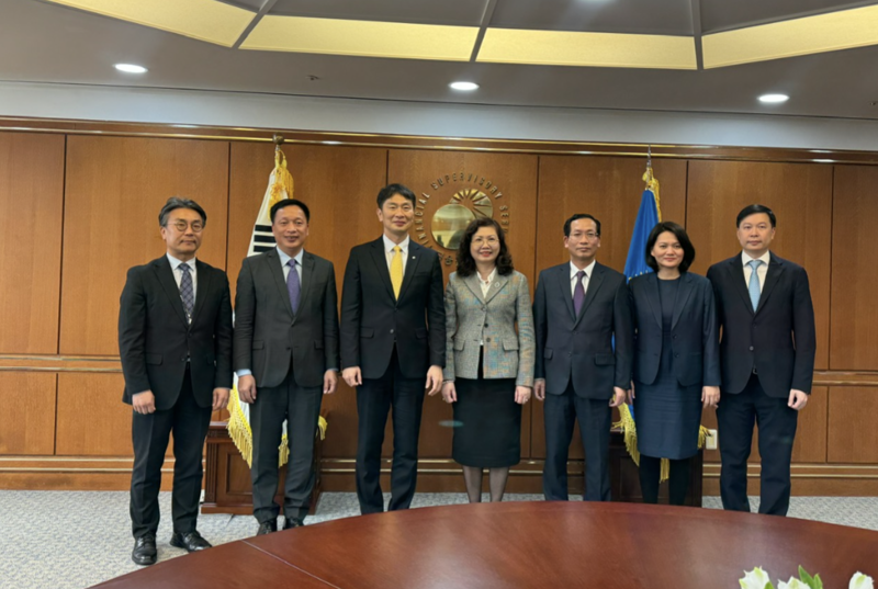  Ủy ban Chứng khoán Nhà nước chiều ngày 7/3 đã có buổi làm việc với ông Lee Bok-hyun, Thống đốc Cơ quan giám sát tài chính Hàn Quốc (FSS). 