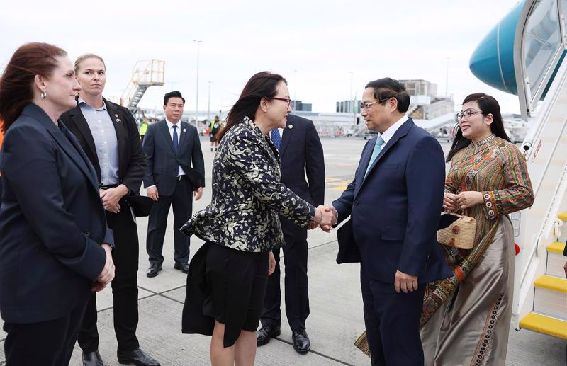 PM Pham Minh Chinh (second, right) and his spouse (first, right) are welcomed at Auckland Airport of New Zealand. (Photo: VGP)