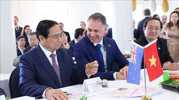 Prime Minister Pham Minh Chinh (left) examines products of the Plan and Food Research Center of New Zealand (Photo: VNA) 