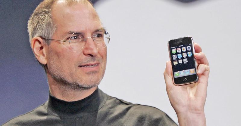 Steve Jobs ra mắt chiếc iPhone đầu tiên vào năm 2007