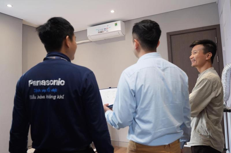 Đại diện WEMOS cùng Panasonic trao đổi trước cuộc kiểm nghiệm với KTS Nguyễn Duy Thanh.