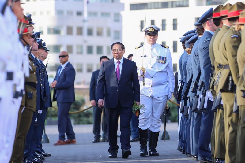 Đội trưởng đội danh dự quân đội New Zealand mời Thủ tướng Chính phủ duyệt đội danh dự - Ảnh: VGP