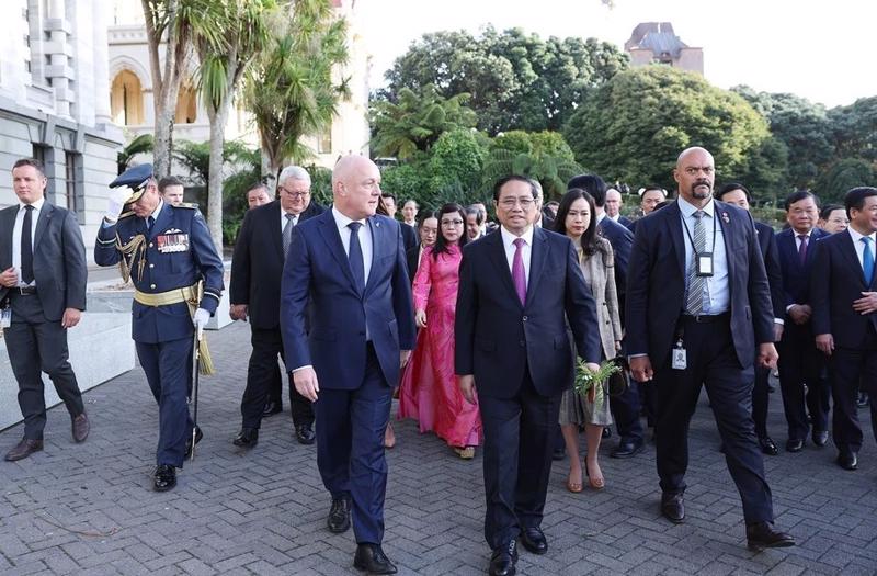 New Zealand Prime Minister Christopher Luxon (front, left) hosts an official welcome ceremony for Prime Minister Pham Minh Chinh on March 11. (Source: VNA)