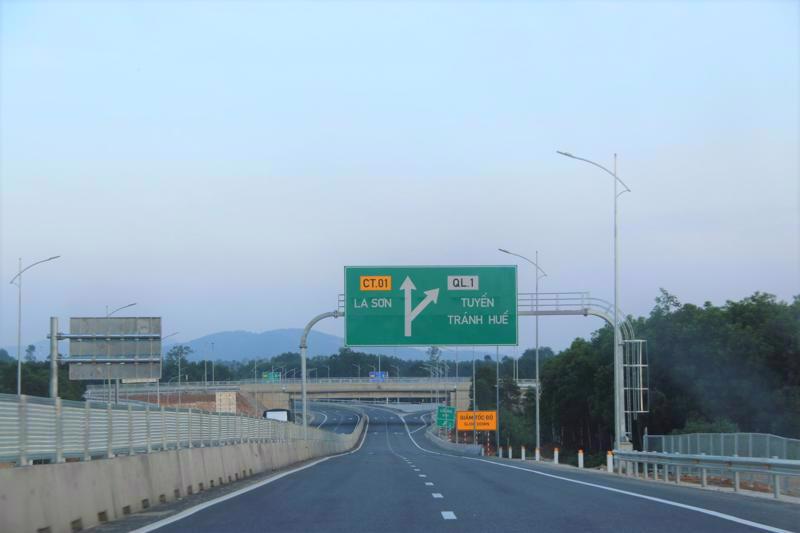 Nhiều hạng mục nhằm đảm bảo an toàn sẽ được bổ sung trên tuyến cao tốc Cam Lộ - La Sơn trong thời gian tới
