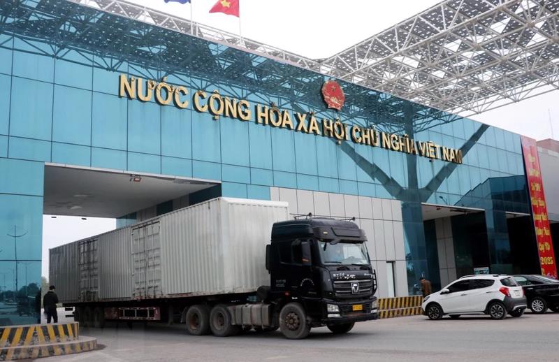 A cargo truck passing through the Mong Cai International Border Gate. (Source:VNA)