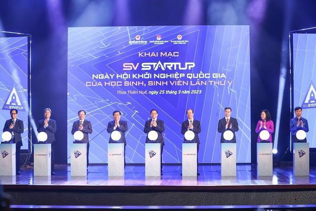 Prime Minster Pham Minh Chinh (middle) at the fifth National Innovation Festival in central Thua Thien-Hue province last year.