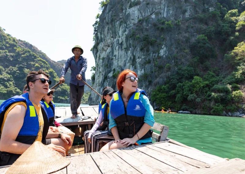 Foreign visitors take in the beauty and wonder of Ha Long Bay. (Source: VNA)