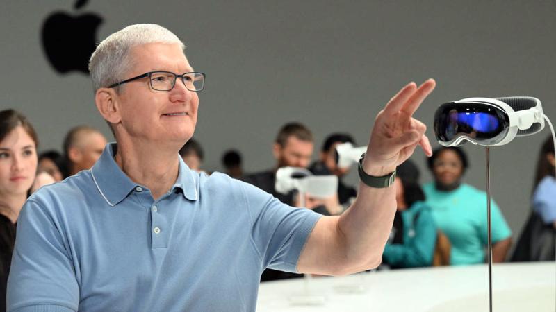 CEO Tim Cook bên cạnh sản phẩm mới ra mắt Apple Vision Pro