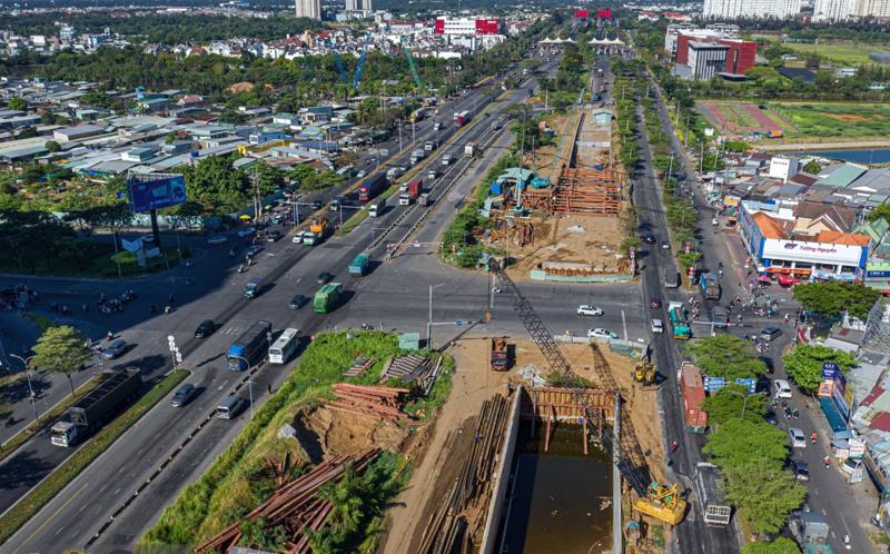 Dự án hầm chui Nguyễn Văn Linh - Nguyễn Hữu Thọ sau 4 năm thi công, đến nay chỉ đạt 60% tổng khối lượng, chậm 2 năm so kế hoạch dự kiến.