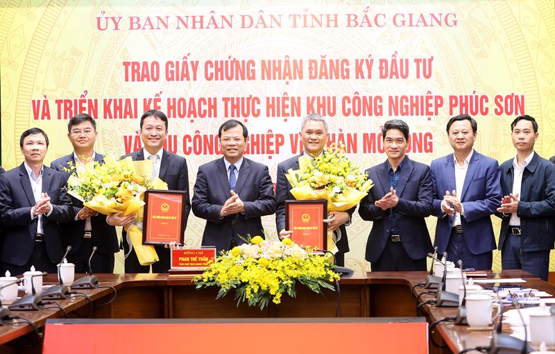 Ông Phan Thế Tuấn, Phó Chủ tịch UBND tỉnh Bắc Giang trao Giấy chứng nhận đăng ký đầu tư cho chủ đầu tư KCN Phúc Sơn và Việt Hàn mở rộng