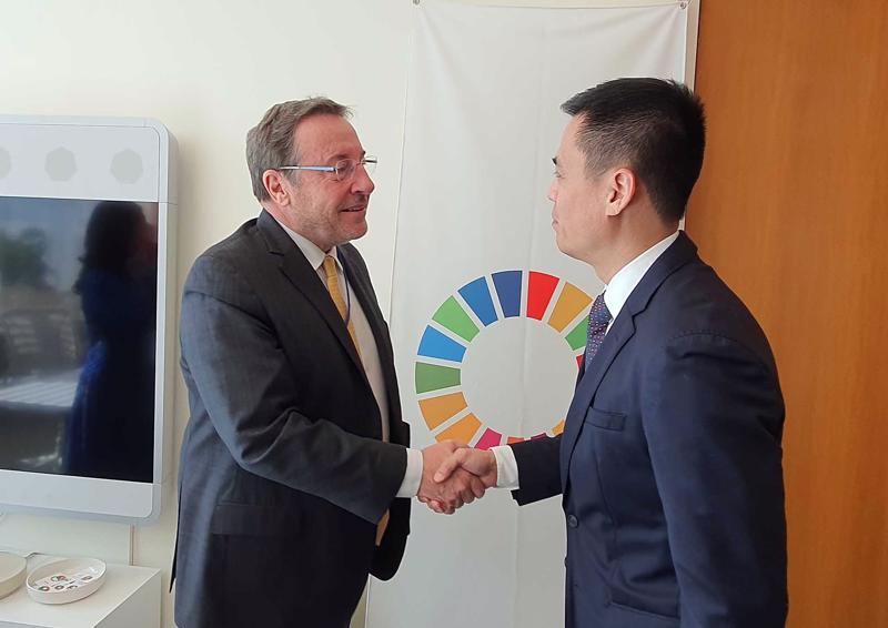Mr. Achim Steiner, Head of the UNDP meeting with Ambassador Dang Hoang Giang. (Source: The World & Vietnam Report)