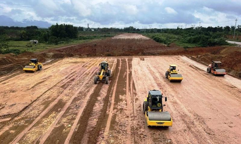 Construction of an expressway between Can Tho city and Ca Mau province. (Source: VNA)