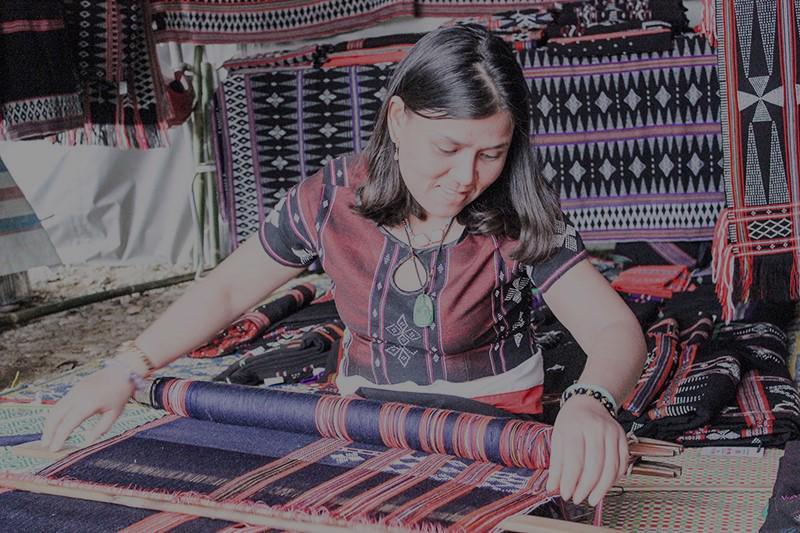 Phụ nữ Vân Kiều - Pa Kô tại huyện Đakrông với nghề dệt thổ cẩm - Ảnh: K.S