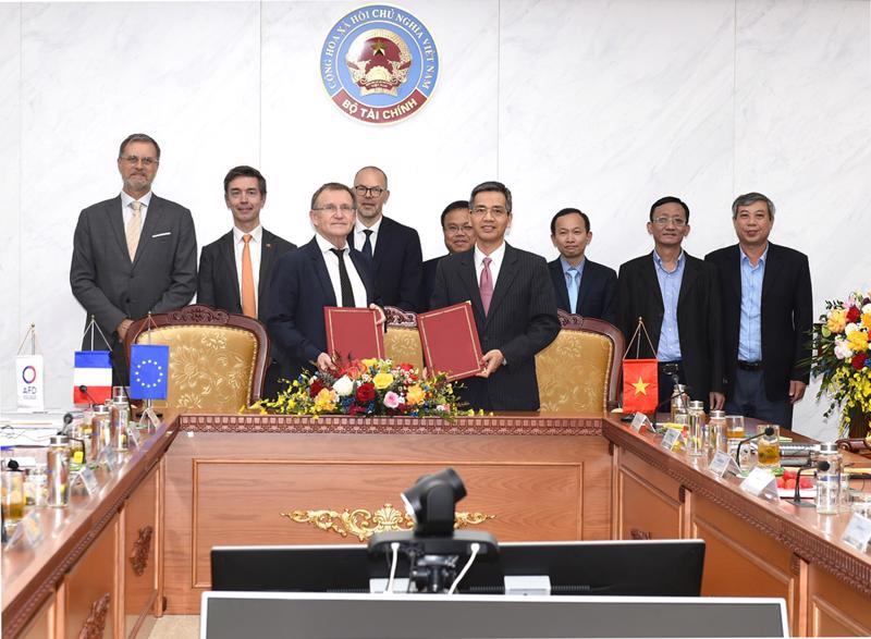 The signing ceremony was attended by Deputy Minister of Finance Vo Thanh Hung; Mr. Peteris Ustubs, Director for the Middle East, Asia and Pacific, Directorate-General for International Partnerships of European Commission; H.E. Julien Guerrier, Ambassador of the European Union to Vietnam; H.E. Olivier Brochet, French Ambassador to Vietnam; Mr. Herve Connan, Director of AFD in Vietnam; and representatives from the Vietnamese Government, ministries and provinces. Source: dangcongsan.vn