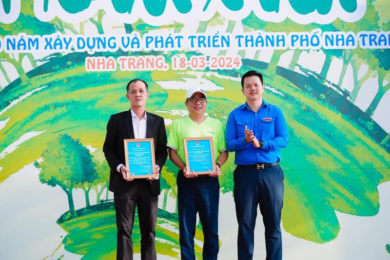Provincial Youth Union leaders awarded certificates of companionship and contribution to the For a Green Vietnam program to leaders of the two businesses.