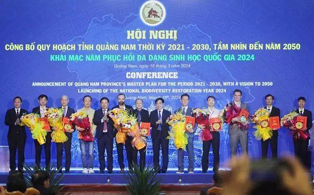 Leaders of Quang Nam province presented  investment registration certificates to businesses on March 16. (Source: Bao Quang Nam)