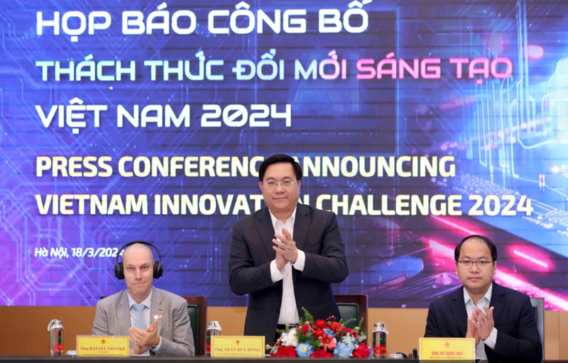 Deputy Minister Tran Duy Dong, Director of the National Innovation Center (NIC) Vu Quoc Huy, and Mr. Rafael Frankel from Meta Group participated in the press conference.