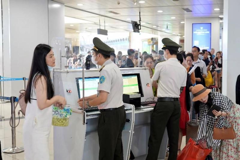 Lượng khách quốc tế đến Việt Nam bị từ chối nhập cảnh tính trong năm 2023 tăng vọt lên 886 trường hợp, gấp đôi năm trước đó. 