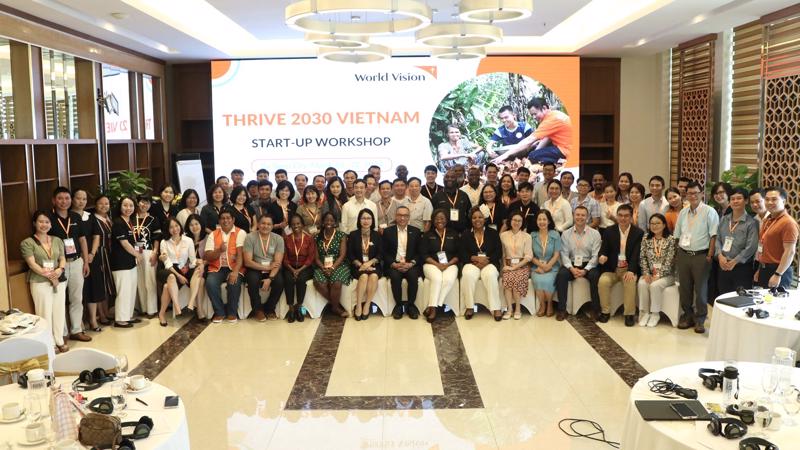 Các đại biểu tham gia khởi động dự án THRIVE 2030 tại Đà Nẵng.