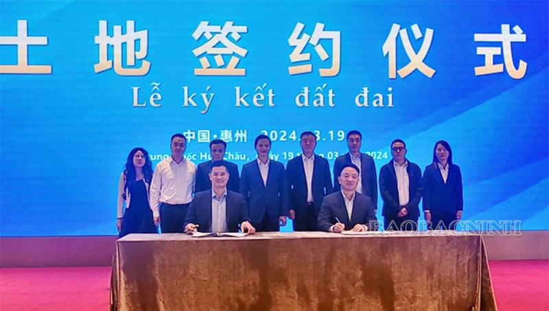 The signing ceremony between representatives of Victory Giant Technology and VSIP Bac Ninh 2 Industrial Park (Source: Bac Ninh News Portal)