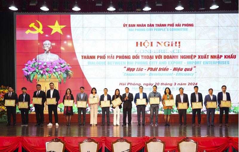 Chủ tịch UBND Thành phố Hải Phòng Nguyễn Văn Tùng đã trao tặng Bằng khen cho 48 doanh nghiệp FDI có thành tích xuất sắc trong xuất khẩu.