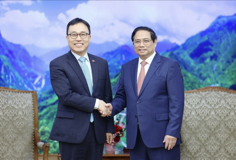 PM Pham Minh Chinh (right) and Ambassador of the Republic of Korea to Vietnam, Choi Young-sam. Source: VNA