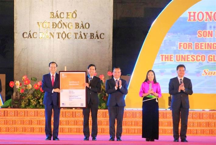 Thứ trưởng Phạm Ngọc Thưởng trao lại Chứng nhận "thành phố học tập toàn cầu" cho Chủ tịch UBND tỉnh Sơn La. Ảnh: MOET.