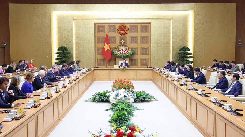 Prime Minister Pham Minh Chinh meeting with leaders of major Dutch businesses visiting Vietnam. (Source: VNA)