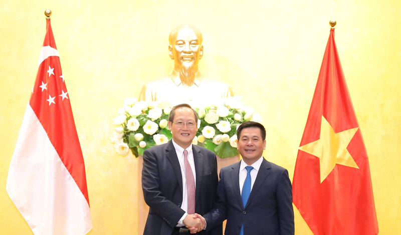 Vietnamese Minister of Industry and Trade Nguyen Hong Dien (right) and Singaporean Second Minister for Trade and Industry Tan See Leng (left). (Source: MoIT) 