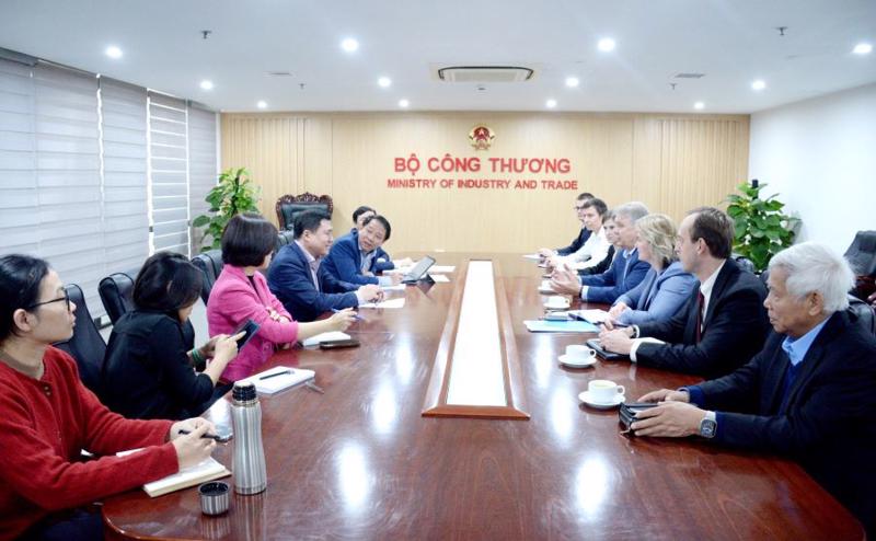 Deputy Minister of the Ministry of Industry and Trade Nguyen Sinh Nhat Tan met with representatives from Novatek Group