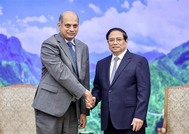 Prime Minister Pham Minh Chinh (right) and Group Vice President of Global Operations at Lam Research Karthik Rammohan. (Source: VNA)