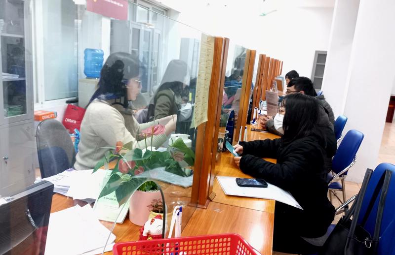 Người lao động làm thủ tục hưởng bảo hiểm thất nghiệp tại Hà Nội. Ảnh: Nhật Dương.