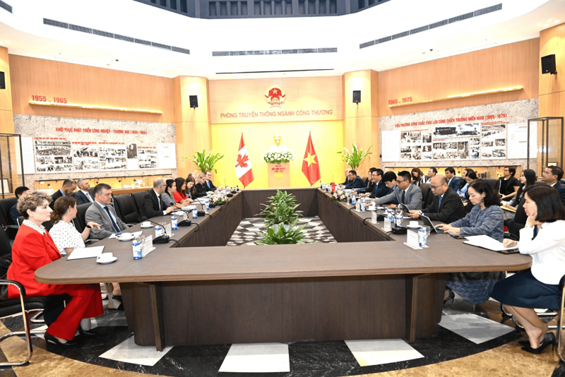 Buổi làm việc giữa Bộ trưởng Bộ Công Thương Nguyễn Hồng Diên và Bộ Bộ trưởng Phát triển kinh tế, Thương mại quốc tế và Xúc tiến xuất khẩu Canada Mary Ng.