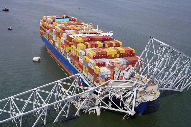 Tàu container tên Dali đâm sập cầu Francis Scott Key rạng sáng ngày 26/3 - Ảnh: Reuters