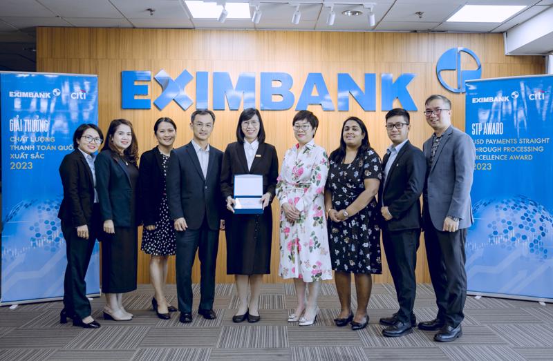 Bà Nguyễn Thị Hồng Phúc - Phó Giám Đốc phụ trách Khối Vận hành Eximbank tiếp nhận giải thưởng này từ bà Lại Minh Thúy, Giám đốc Khối Giải pháp Tài chính và Tài trợ Thương Mại của Citibank.