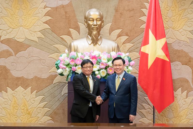 Chủ tịch Quốc hội Vương Đình Huệ và Chủ tịch Ủy ban Kinh tế Nhật – Việt Masayoshi Fujimoto. Ảnh: Quốc hội