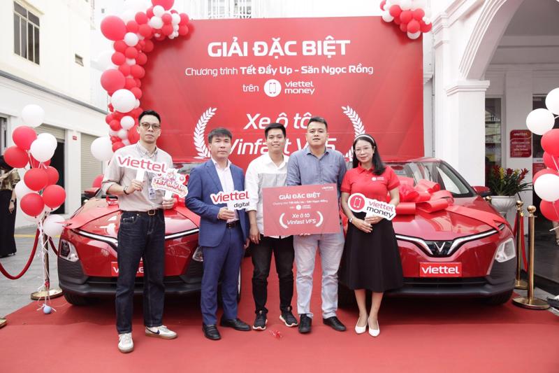 Giải đặc biệt của chương trình “Tết Đầy Up - Săn Ngọc Rồng” của Viettel Money là một chiếc xe Vinfast VFS.