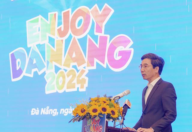 Phó Chủ tịch UBND TP. Đà Nẵng Trần Chí Cường hát biểu tại Chương trình EnJoy DaNang 2024. Ảnh: Ngô Anh Văn