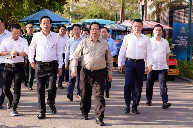 Prime Minister Pham Minh Chinh, provincial and business leaders walking to the ground breaking ceremony (source: The Labourer)