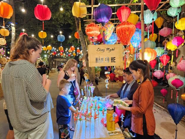 Festival-goers relished the diverse offerings, with over 400 unique dishes representing Vietnam's Northern, Central, and Southern culinary traditions. (photo source: Nhat Thinh)