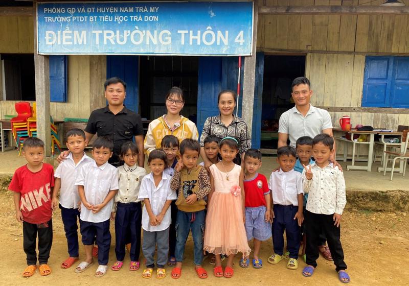 Thầy và trò tại điểm trường thôn 4, trường Phổ thông Dân tộc Bán trú Tiểu học Trà Dơn, Nam Trà My.