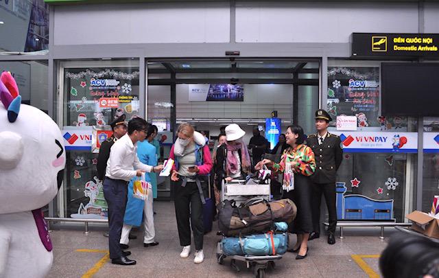Khách du lịch quốc tế đến Thành phố bằng đường hàng không qua sân bay Đà Nẵng. Ảnh Ngô Anh Văn