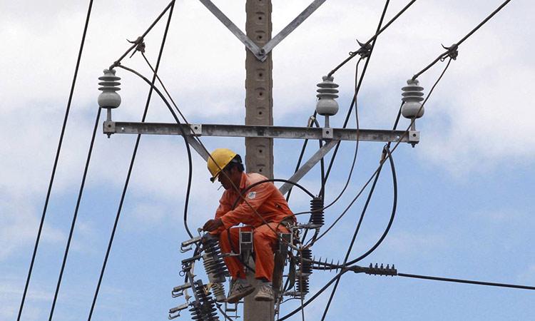 A worker fixes an electricity grid in Vietnam's southern Mekong delta city of Can Tho. (photo source: Reuters)