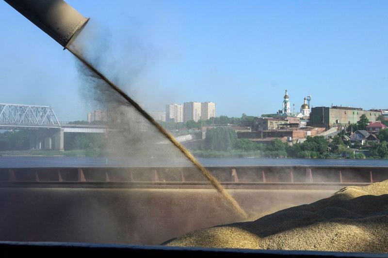 Lúa mạch được chất lên tàu tại cảng Rostov-on-Don, Nga - Ảnh: Bloomberg
