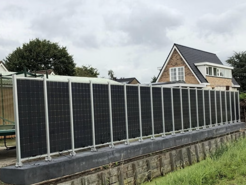 Tấm pin năng lượng mặt trời dùng làm hàng rào ở châu Âu - Ảnh: FT.