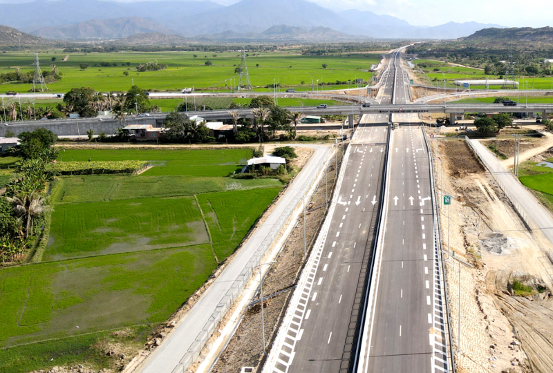 Cao tốc Cam Lâm - Vĩnh Hảo với tổng vốn 8.925 tỷ đồng theo hình thức (PPP) dài 78km đi qua Khánh Hoà, Ninh Thuận và Bình Thuận đã hoàn thiện tuyến chính, dự kiến khánh thành dịp 30/4.