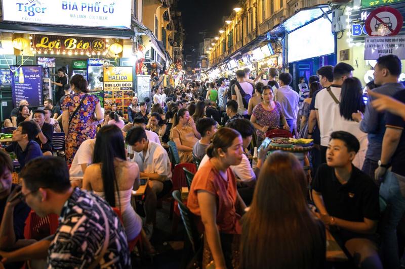 People enjoy food in Hanoi (photo source: Bloomberg.)
