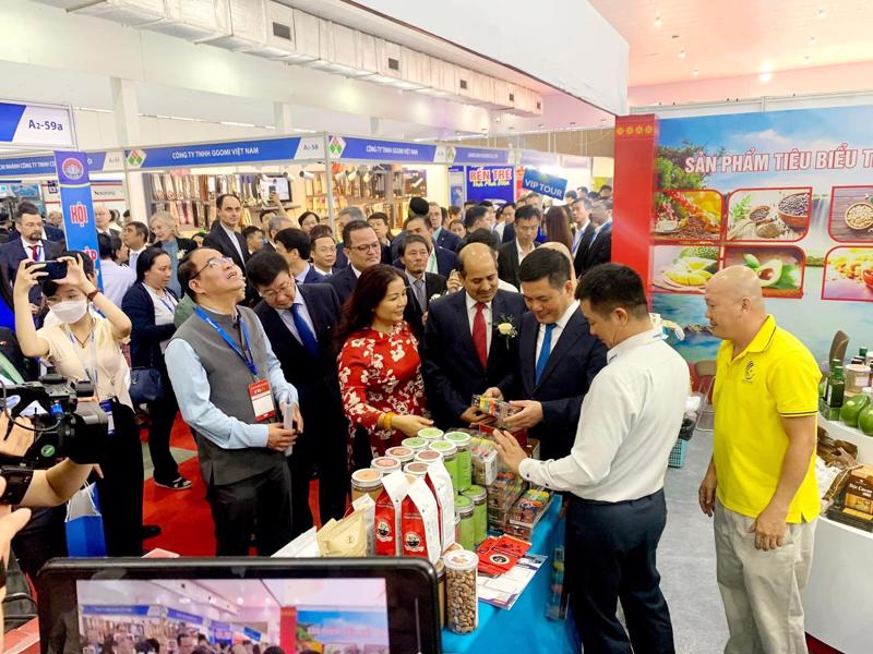 Mr. Nguyen Hong Dien, Minister of Industry and Trade and Mr. Sadeep Arya, Ambassador Extraordinary and Plenipotentiary of India to Vietnam are visiting booths at EXPO 2024