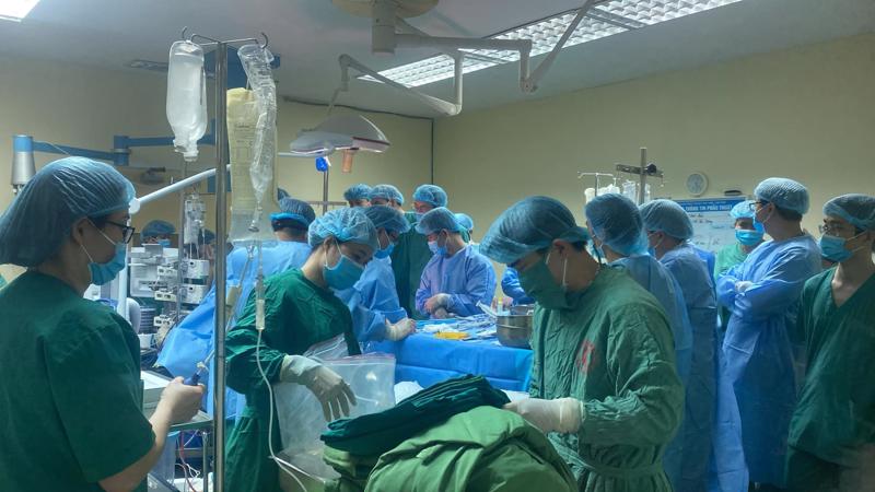 Ekip thực hiện phẫu thuật lấy tạng. Ảnh: CDC Quảng Ninh.